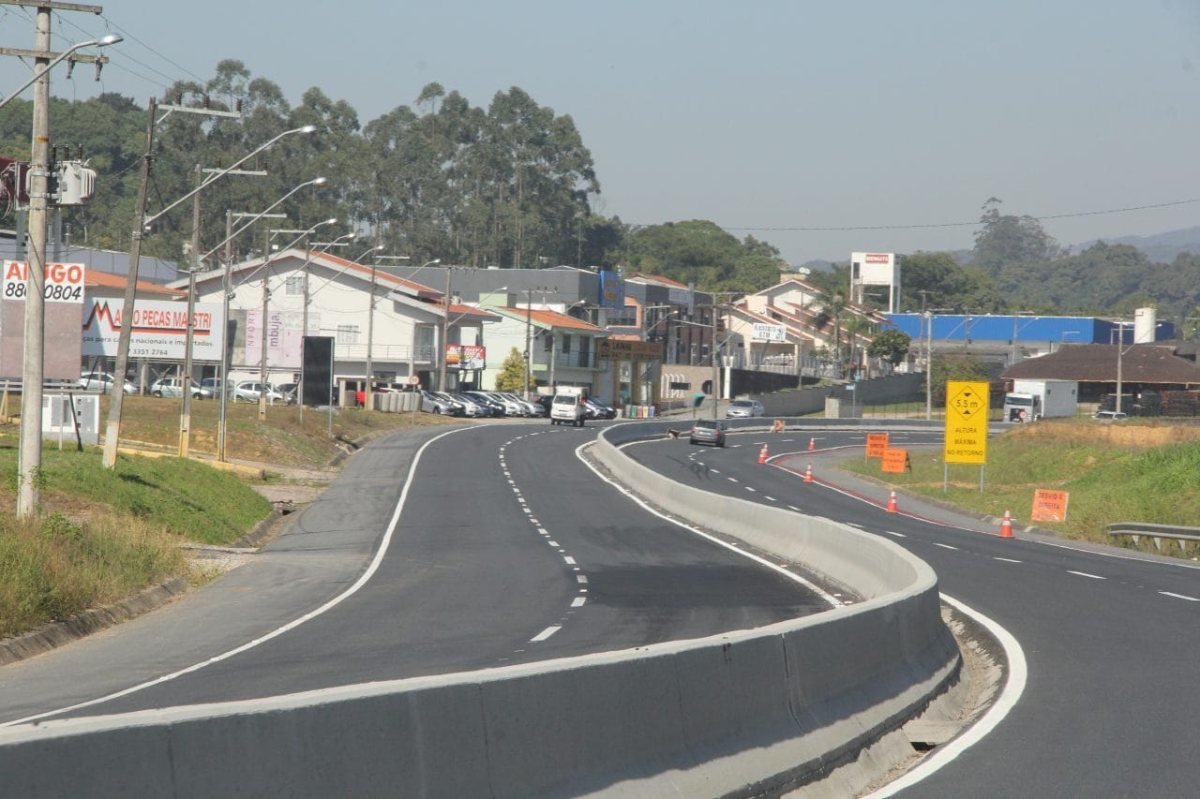 Rodovia SC-486 duplicada, com nova barreira central
