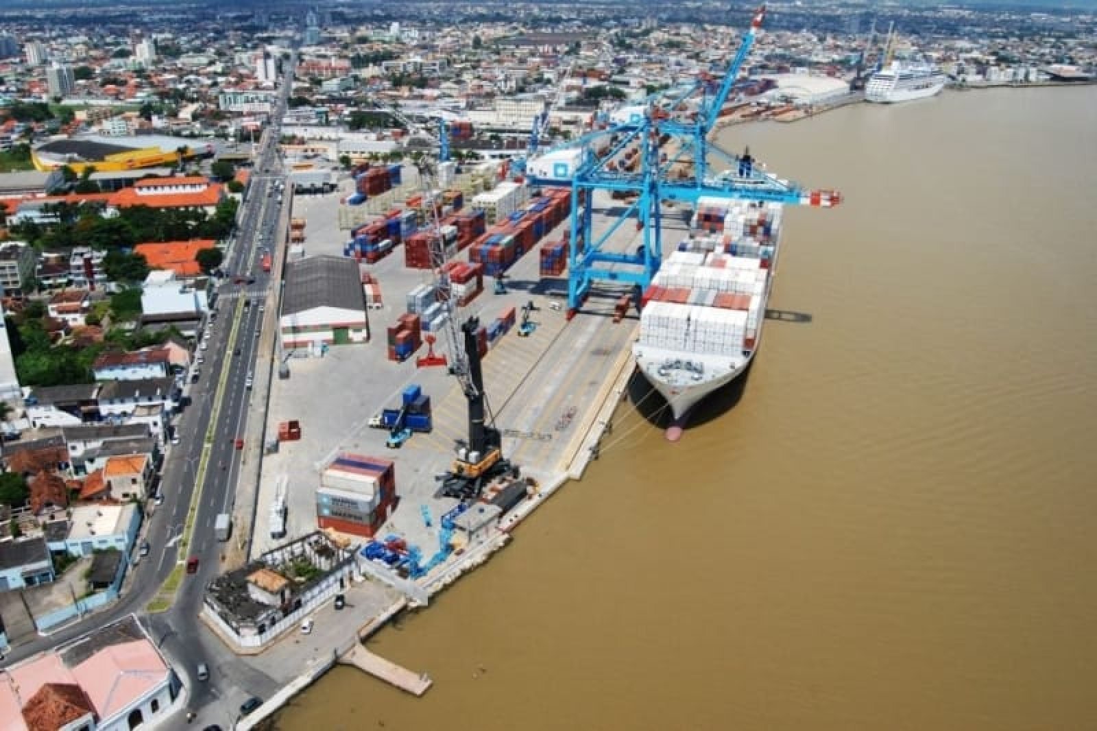 Vista aérea do Porto de Itajaí, na foz do rio Itajaí-Açu
