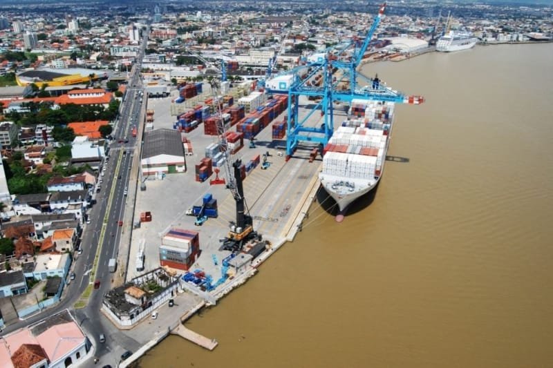 Vista do Porto de Itajaí com navio atracado