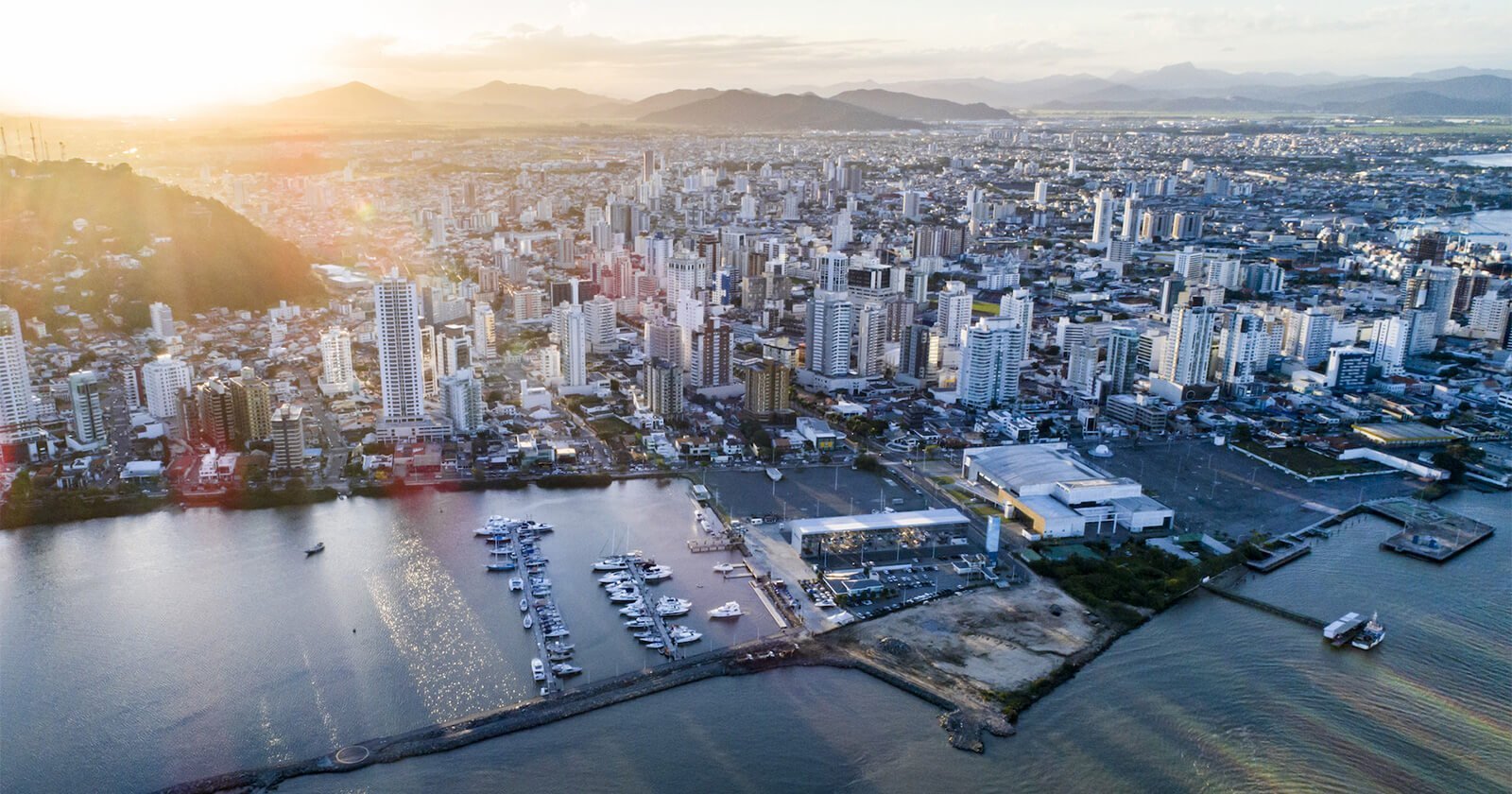 Vista aérea de Itajaí e a foz do rio Itajaí-Açu