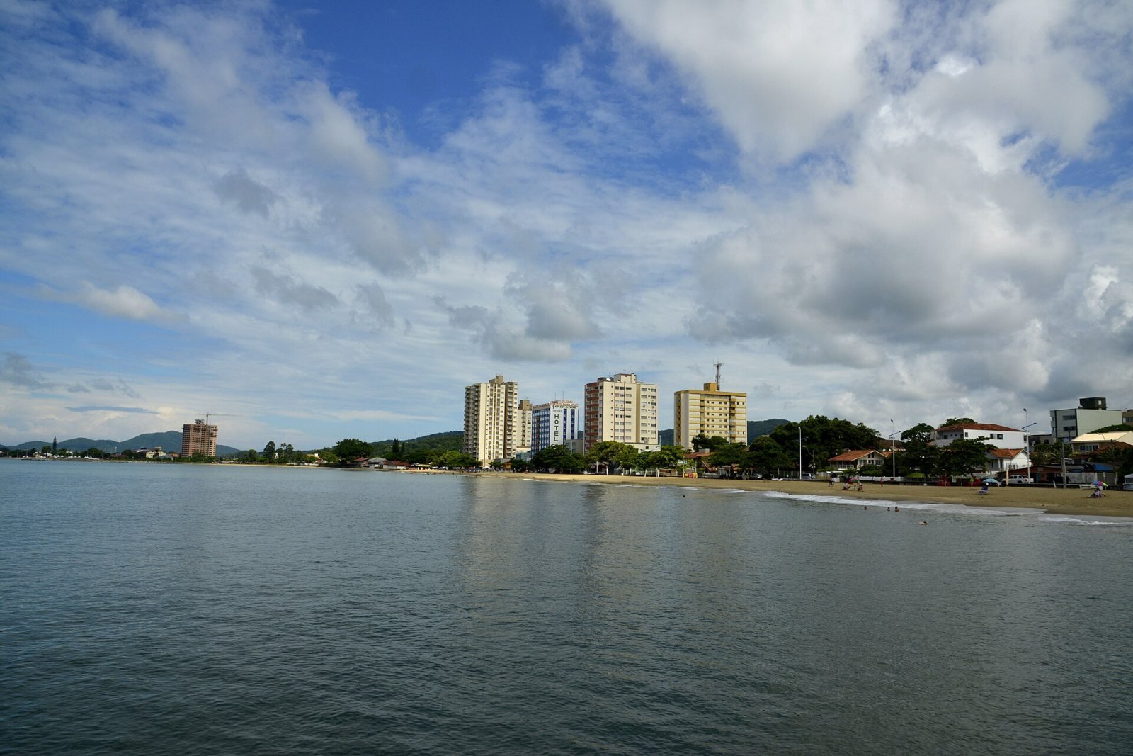 Orla e barcos de pesca em Balneário Piçarras