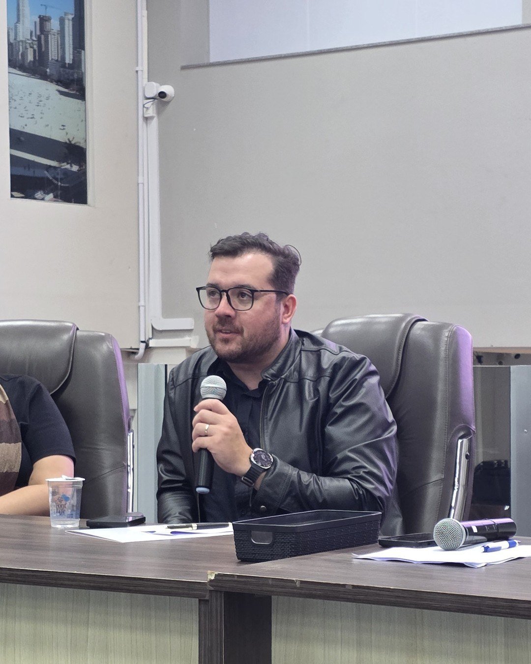 Representante do Foro Metropolitano fala ao microfone durante a reunião pública
